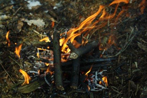 Jak rozpalić ogień w różnych warunkach